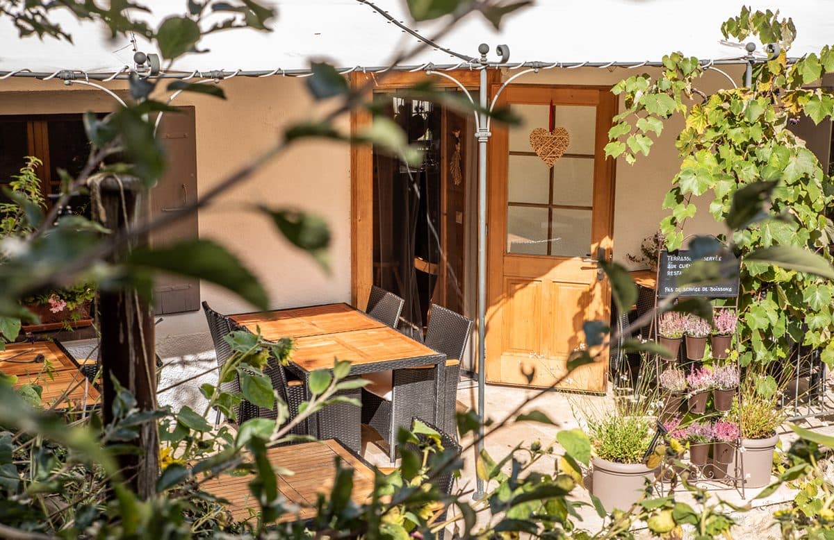 Salle dressee pour un banquet, boiseries patinees