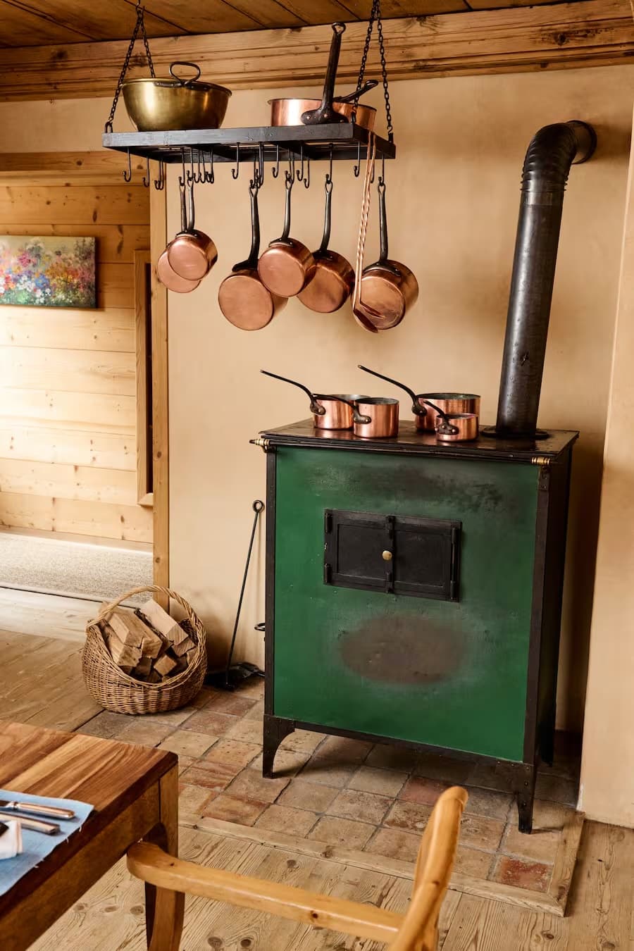 Ambiance chaleureuse, salle aux boiseries — Les Jardins de La Tour, Rossinière