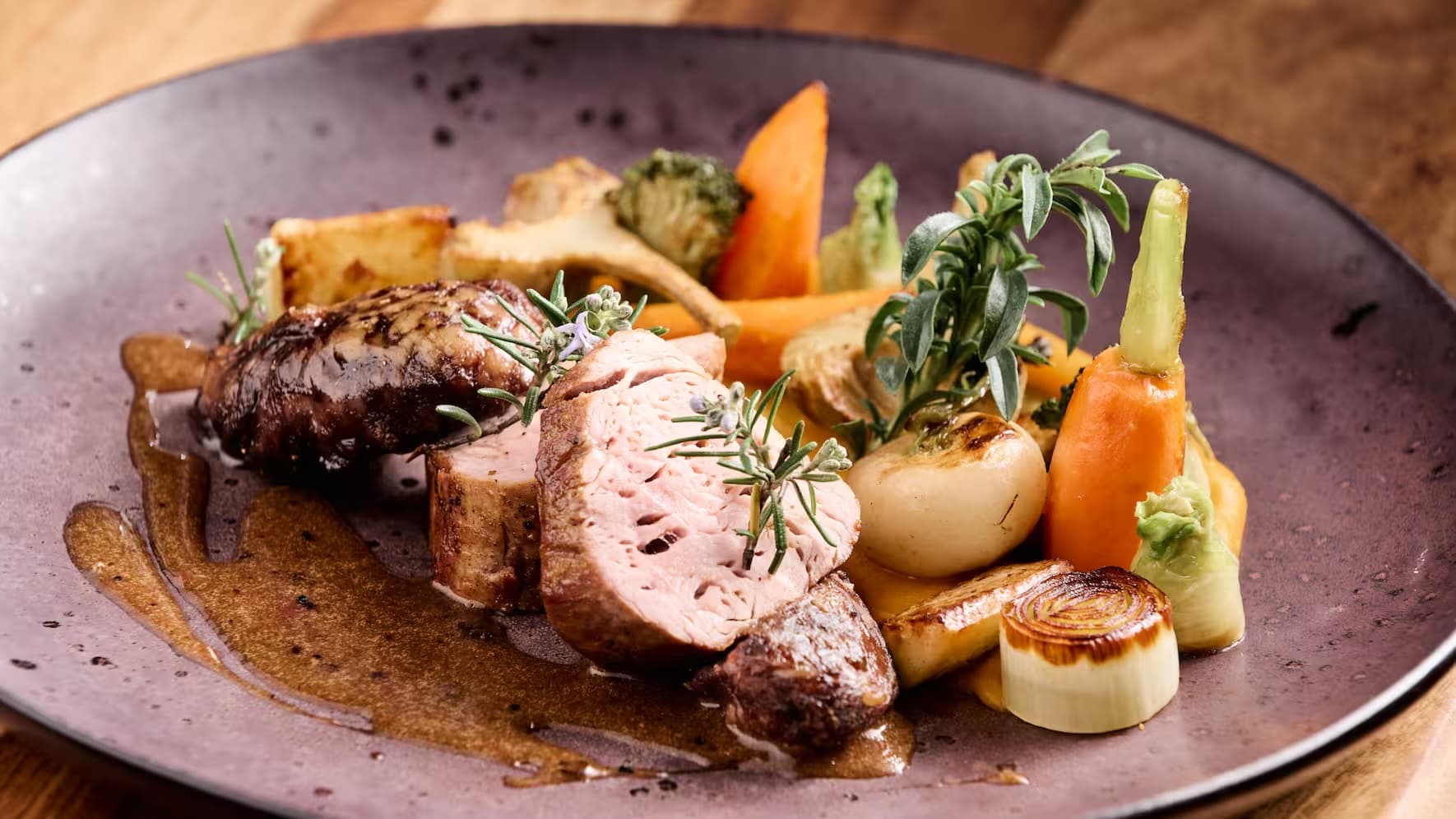 Salle aux boiseries patinées avec le poêle qui crépite — Les Jardins de La Tour, Rossinière